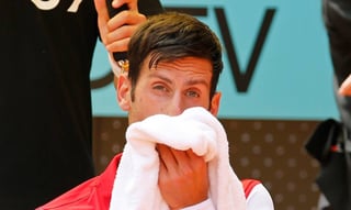 Novak Djokovic sigue sin mostrar su mejor nivel y ayer cayó 6-3, 2-6, 6-3 ante Kyle Edmund en la segunda ronda del Abierto de Madrid. (AP)