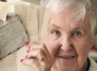 La mujer guarda todas las cartas de amor que le mandó a su esposo. (INTERNET)