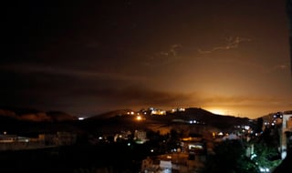 Reacción. Detrás de una colina en Siria se observa el resplandor de un misil que lanzó la aviación israelí bombardeó  en la madrugada de este jueves sobre objetivos iraníes. (AP)