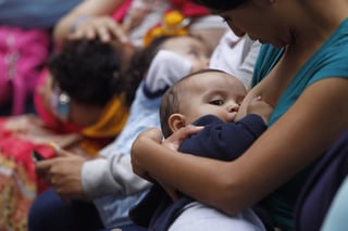 Esencial. Las normas culturales y sociales desempeñan un papel decisivo en la lactancia materna. (EFE)