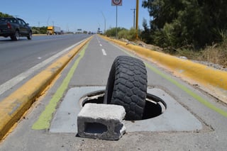 Riesgos. Ciclistas ven riesgos a la hora de manejar por la carretera a Matamoros, la ciclovía en la zona tiene daños diversos. (EL SIGLO DE TORREÓN/ROBERTO ITURRIAGA)