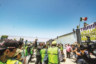 Desde temprano se agruparon activistas de las asociaciones Ángeles Sin Fronteras y Alianza Migrante Tijuana, junto con mexicanos y gente de El Salvador, Honduras y Guatemala, para caminar en las inmediaciones de la frontera, en el área conocida como El Faro. (EL UNIVERSAL)