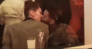  Bella Hadid y el cantante The Weeknd fueron captados besándose durante una fiesta en Cannes. (ESPECIAL)