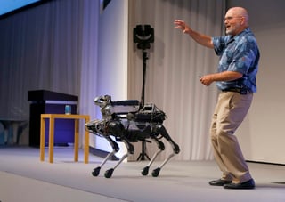 El director ejecutivo de Boston Dynamics, Marc Raibert, indicó que la compañía empezará a vender el robot SpotMini con forma de perro el próximo año, muy probablemente a empresas para su uso como guardia de seguridad equipado con una cámara. (AP)