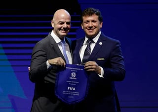 El presidente de la FIFA Gianni Infantino (izquierda) y el titular de la Conmebol Alejandro Domínguez durante el Congreso anual. (AP)
