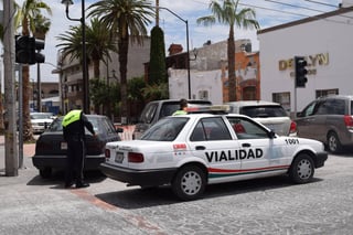 Invaden. Pese a estar prohibido, taxistas estacionaron sus unidades afuera de la CNOP, para la pega de calcomanías. (EL SIGLO DE TORREÓN)