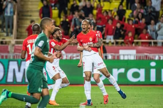 Los jugadores del Monaco celebran con Fabinho tras marcar de penal el único gol del juego. (Cortesía Monaco)