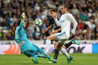 El galés del Real Madrid Gareth Bale (d) lucha con Sergio Álvarez, del Celta, durante el partido de ayer. (EFE)