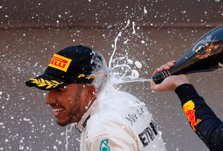 El vigente campeón y líder, el británico Lewis Hamilton, arrasó y se llevó el triunfo con tiempo de 1:35:29.927 horas.