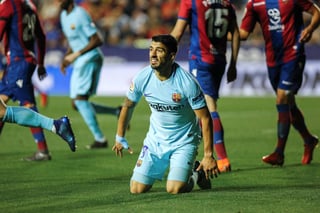 Luis Suárez se lamenta tras una falla en el duelo ante Levante. (AP)