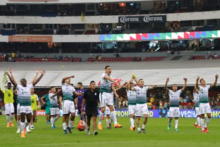 Los jugadores de Santos festejan con la afición albiverde. La remontada será para otra ocasión