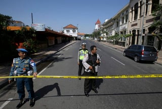 Al menos trece personas murieron y más de treinta resultaron heridas ayer en tres atentados con explosivos en iglesias en la ciudad de Surabay en el peor atentado en Indonesia contra cristianos desde 2000. (AP)