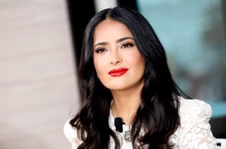 La actriz mexicana Salma Hayek pidió en Cannes a los actores que acepten reducir sus sueldos para equilibrarlos. (ARCHIVO)