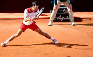Novak Djokovic derrotó en menos de una hora 6-1 y 6-3 a Alexandr Dolgopolov. (AP)