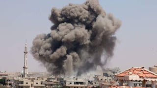 La fuerza aérea iraquí ha llevado a cabo varios ataques aéreos contra el grupo extremista en Siria desde el año pasado, con la aprobación del gobierno del presidente sirio Bashar al Assad y de la coalición internacional liderada por Estados Unidos. (ESPECIAL)

