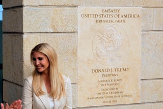 Satisfechos. La hija del Trump, Ivanka, y su yerno, Jared Kushner, junto con Steve Mnuchin, encabezaron la delegación. (AP)