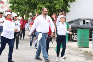 Campaña. El candidato recorrió las calles de los municipios de San Buenaventura y Monclova.