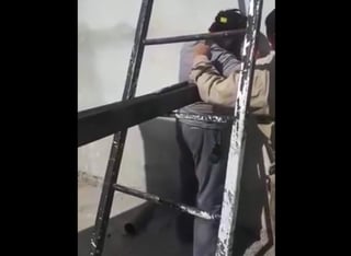 Los albañiles soldaron sin prever primero quitar la escalera, que quedó atrapada. (INTERNET)