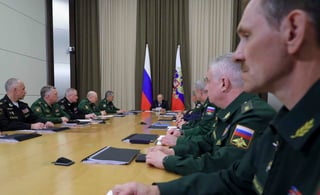 Durante el encuentro celebrado en Sochi, Putin dijo que los nuevos sistemas que se presentaron este año incrementarán significativamente las capacidades militares de Rusia y “garantizarán un balance estratégico durante décadas”. (ARCHIVO)