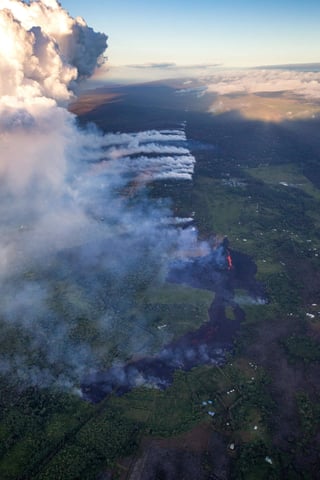 Según el informe, la erupción de cenizas del cráter Halemaumau, del volcán Kilauea, aumentó su intensidad, por lo que los expertos advierten que la actividad podría volverse más explosiva en cualquier momento. (ARCHIVO)