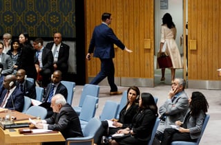Diplomacia. La embajadora permanente de EU ante la ONU, Nikki Haley (Der.), se marcha cuando el representante permanente palestino ante la ONU, Riyad Mansur (Izq.), ofrece un discurso durante un Consejo de Seguridad de la ONU. (EFE)