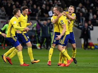 Jakob Johansson celebra el gol con el que Suecia calificó al Mundial. Autor del gol que metió a Suecia, fuera