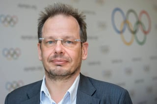 El periodista Hajo Seppelt, de la cadena alemana ARD Television, posa durante una reunión del Comité Olímpico Internacional en Lausana. (AP)