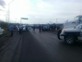 Protesta. Pobladores de Cloete se manifestaron por la falta de agua y bloquearon la carretera 57. (EL SIGLO DE TORREÓN)