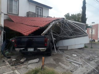 La finca resultó con daños en la fachada principal y la reja, además también se vio afectada una camioneta. (EL SIGLO DE TORREÓN)