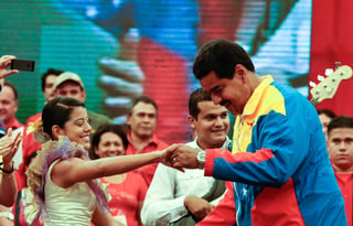 Nicolás Maduro alegra su campaña con baile