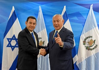 Decisión. Benjamin Netanyahu, quien aparece junto al presidente guatemalteco Jimmy Morales, acusó a Hamás de provocar la reacción de Israel. (AP)