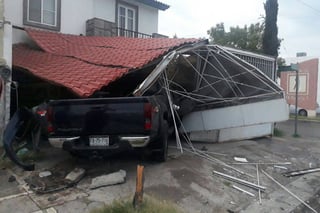 Daños. El vehículo causó daños en la fachada de una casa.