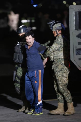 El periodista estadounidense recordó, también, que “El Chapo” está acusado de crímenes llevados a cabo durante tres décadas, dentro de una guerra contra las drogas que dejó 120 mil muertos en 10 años en México y más de 15 mil muertes relacionadas con la heroína en 2016 en Estados Unidos, un aumento de cinco veces desde 2010.  (ARCHIVO)