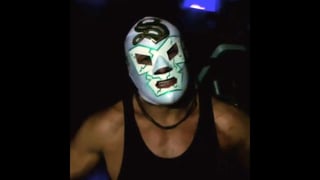 El afamado luchador subió un video usando su máscara basada en un diseño blanco con vivos en verde, muy acorde a los colores del Santos. (Especial)