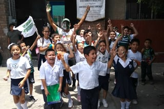 Fiesta. Alumnos de la escuela Centenario acudieron a clases con playeras y banderas del Santos Laguna. Organizaron porras para el equipo local. (ANGÉLICA SANDOVAL)