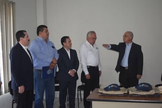 Cambios. El secretario de Gobierno, Adrián Alanís tomó protesta a Armando Ramírez como subdirector de Transporte. (EL SIGLO DE TORREÓN) 