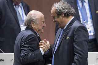 La FIFA suspendió a Platini y Blatter en 2015 por irregularidades financieras. (ARCHIVO)