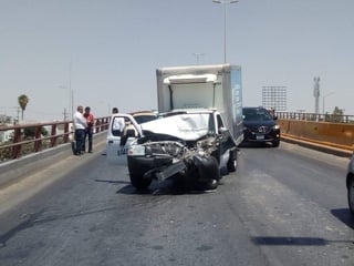 El accidente se registró en punto de las 12:00 del medio día de este viernes en la parte alta del puente de la entrada a la colonia Valle Verde. (EL SIGLO DE TORREÓN)