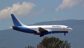 El Boeing 737 accidentado fue alquilado por la firma Cubana de Aviación a la compañía mexicana Global Air, que tras lo ocurrido informó que en la aeronave se transportaban 110 personas. (NOTIMEX)