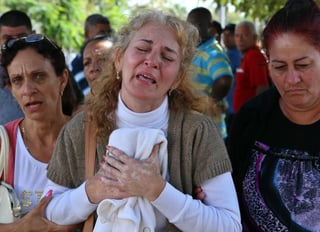 Dolor. Inés González (Der.), madre de uno de los fallecidos en el desastre aéreo, llora al salir del instituto de Medicina Legal.