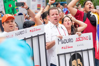 Al grito de “Maduro ignorante el pueblo tiene hambre” y “Maduro ignorante criminal y farsante” unas 300 personas se concentraron al frente del consulado venezolano en el distrito financiero de Brickell para expresar su rechazo al “fraude electoral”. (EFE)
