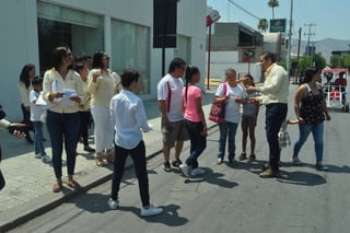Promoción. Un grupo de Alzando Voces encabezados por Héctor Macías, recorrió el Paseo Morelos invitando a la ciudadanía. (GUADALUPE MIRANDA)