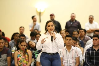 Reunión. La candidata del PRI al senado de la República, Verónica Martínez, se reunió con jóvenes de Saltillo. 