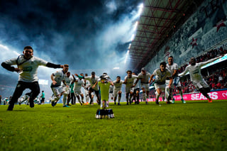 Alegría de triunfo. Los Guerreros del Santos Laguna, campeones por sexta ocasión, corren hacia el trofeo que los confirma como el 'Coloso del Norte' y uno de los equipos grandes del futbol mexicano. (Jam Media)