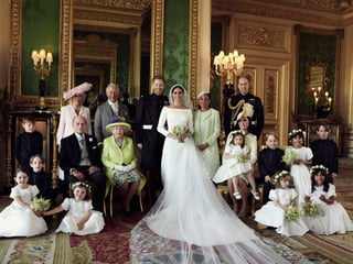 En esta foto lanzada por Kensington Palace , se muestra una foto oficial de la boda del príncipe Harry y Meghan Markle, en el centro, en Windsor Castle. (ARCHIVO)