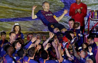 Los jugadores del Barcelona lanzan al aire a Andrés Iniesta al término del último juego del ‘Fantasmita’ con el Barcelona, que derrotó 1-0 a la Real Sociedad. (EFE)