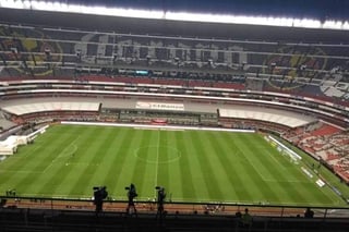 Como adelantó EL UNIVERSAL DEPORTES a través de Barra Brava, Cruz Azul pediría que se tapara el escudo del estadio Azteca cuando juegue como local. (ARCHIVO)