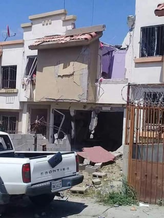 La explosión ocurrió la mañana de este día en una vivienda de la zona Villas del Campo, que resultó con daños estructurales y cuyos alcances causaron daños menores a un centenar de casas, de acuerdo con informes de Protección Civil de Tijuana. (ESPECIAL)