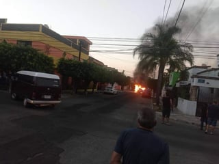 En la calle Isla Palos, de la colonia Jardines de la Cruz, un auto fue quemado. (TWITTER)