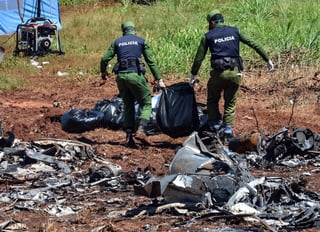 Indagan. Policías de Cuba recogen restos del avión siniestrado que cayó el viernes pasado. (EFE)